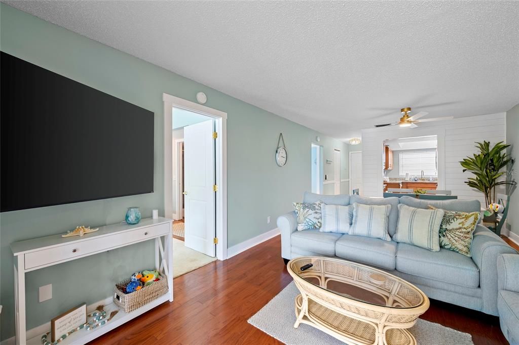 For Sale: $155,000 (2 beds, 2 baths, 947 Square Feet)