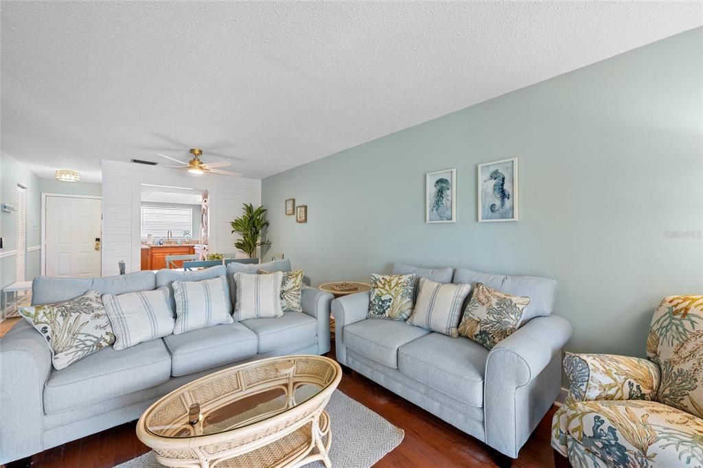 For Sale: $155,000 (2 beds, 2 baths, 947 Square Feet)