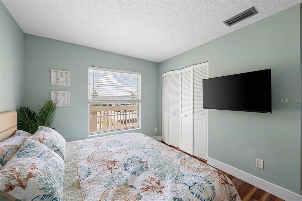 For Sale: $155,000 (2 beds, 2 baths, 947 Square Feet)