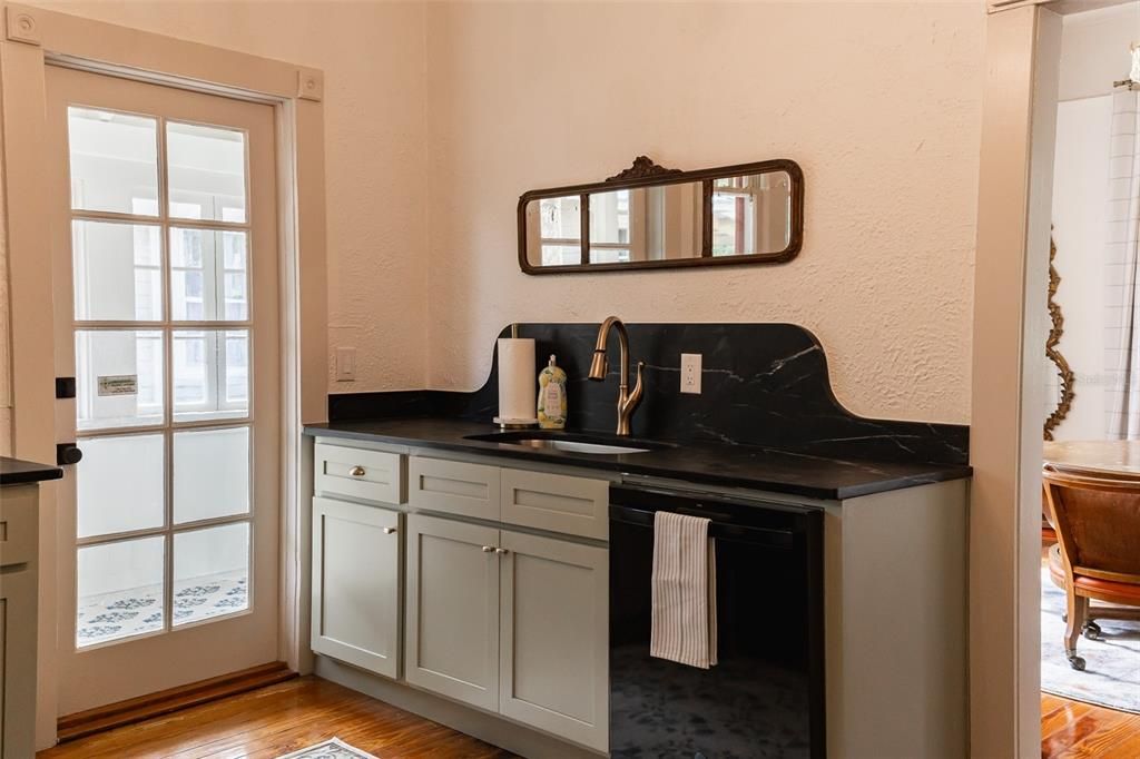 В аренду: $3,000 (2 спален, 1 ванн, 1316 Квадратных фут)