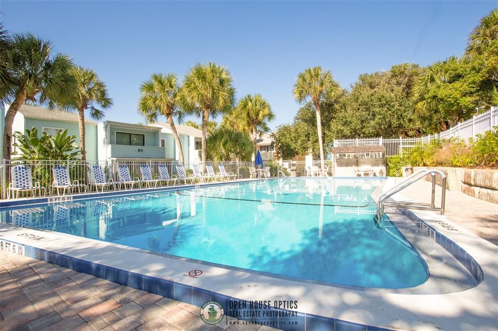 For Sale: $325,000 (1 beds, 1 baths, 840 Square Feet)