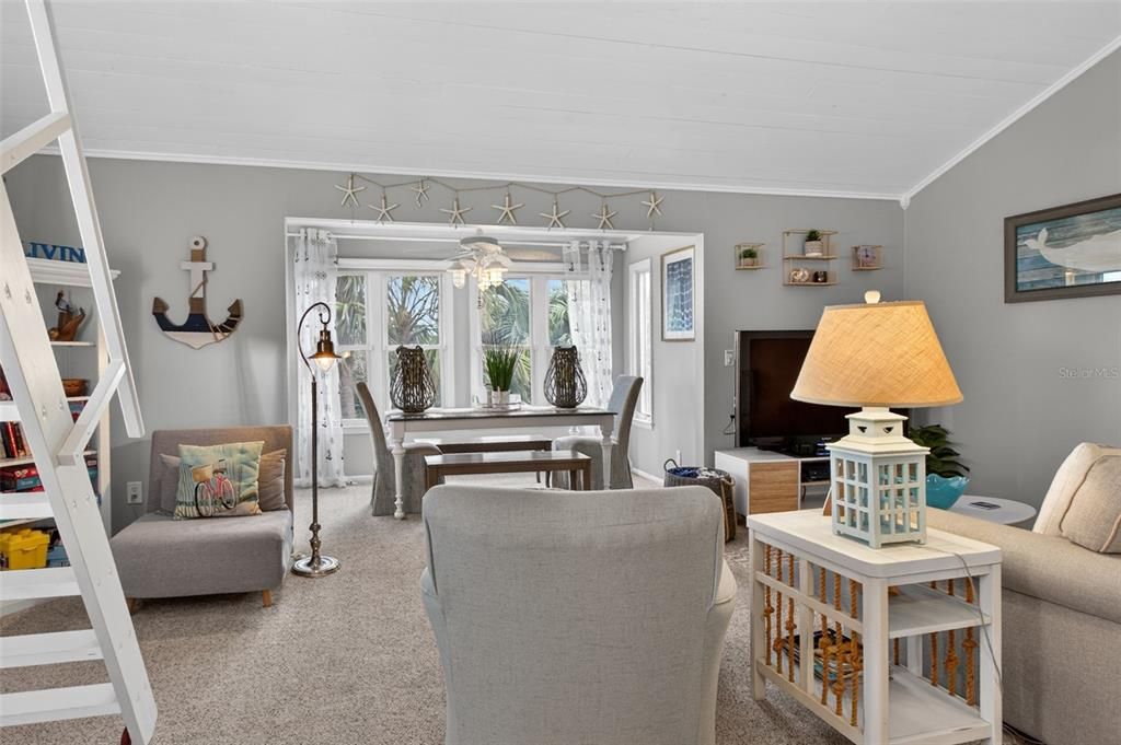 For Sale: $325,000 (1 beds, 1 baths, 840 Square Feet)