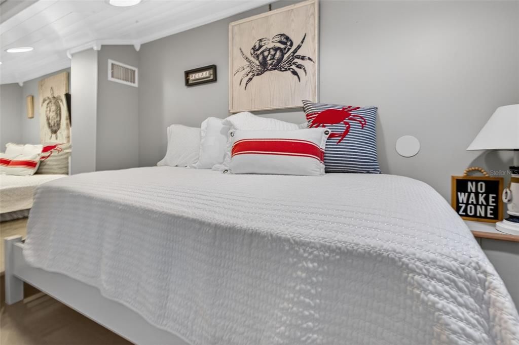 For Sale: $325,000 (1 beds, 1 baths, 840 Square Feet)