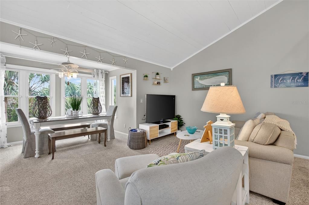 For Sale: $325,000 (1 beds, 1 baths, 840 Square Feet)