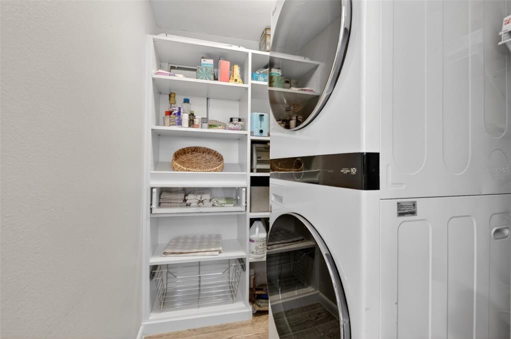 For Sale: $325,000 (1 beds, 1 baths, 840 Square Feet)