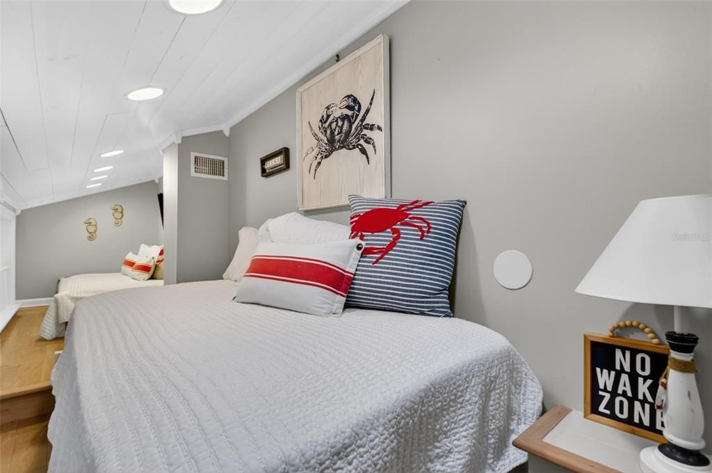 For Sale: $325,000 (1 beds, 1 baths, 840 Square Feet)