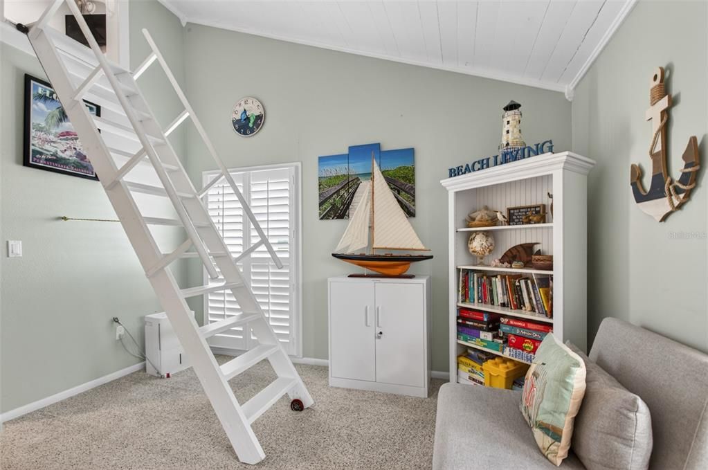 For Sale: $325,000 (1 beds, 1 baths, 840 Square Feet)