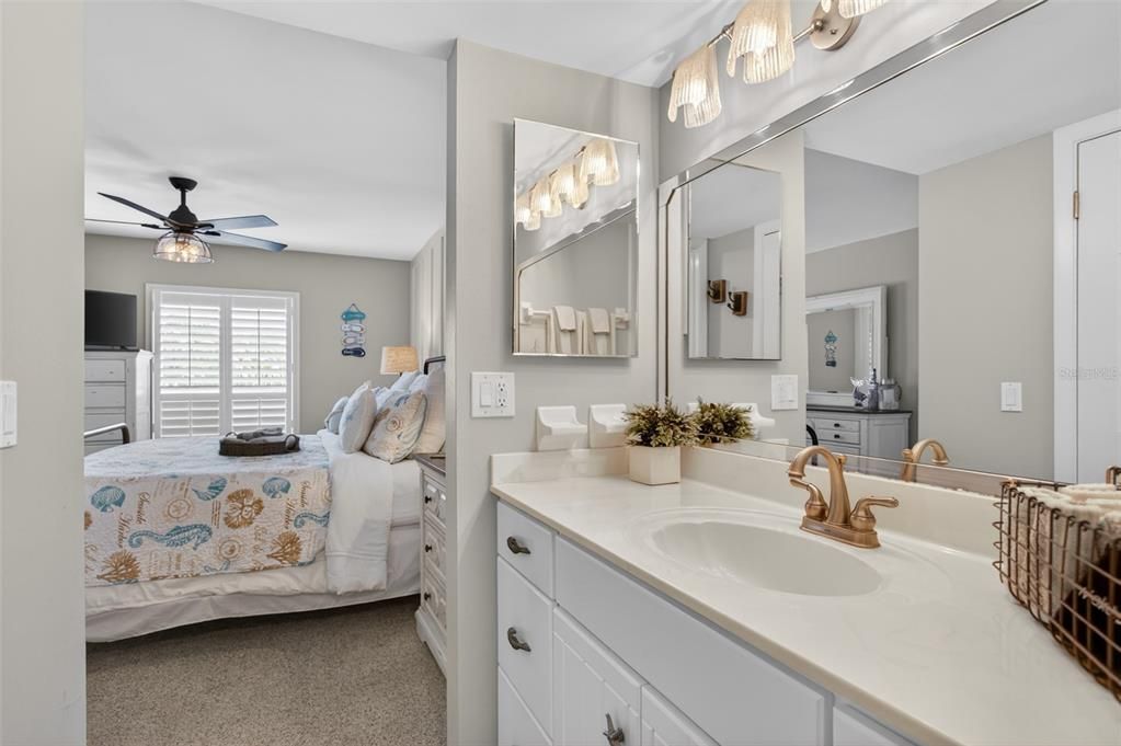 For Sale: $325,000 (1 beds, 1 baths, 840 Square Feet)