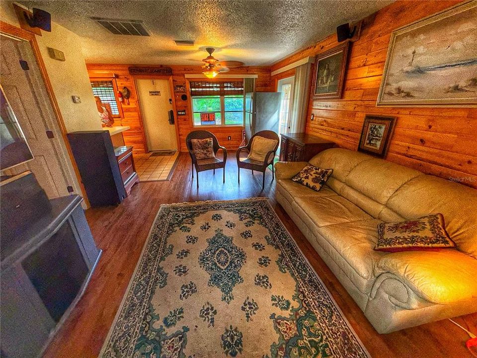 For Sale: $149,000 (1 beds, 1 baths, 737 Square Feet)