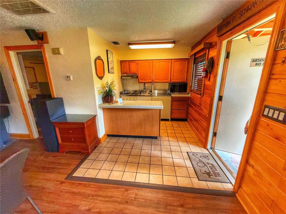 For Sale: $149,000 (1 beds, 1 baths, 737 Square Feet)