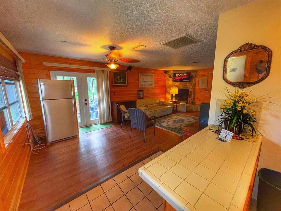 For Sale: $149,000 (1 beds, 1 baths, 737 Square Feet)