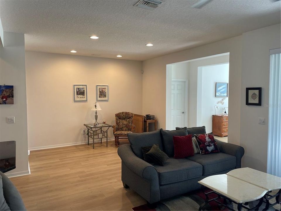For Sale: $324,900 (2 beds, 2 baths, 1612 Square Feet)