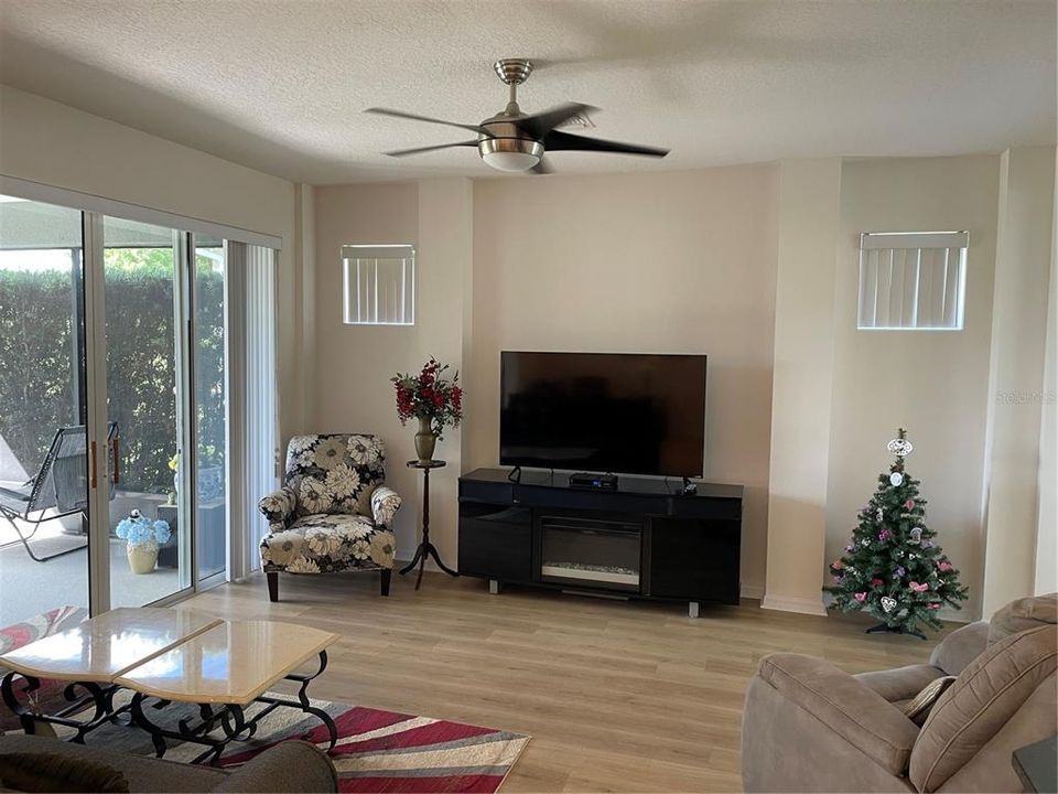 For Sale: $324,900 (2 beds, 2 baths, 1612 Square Feet)