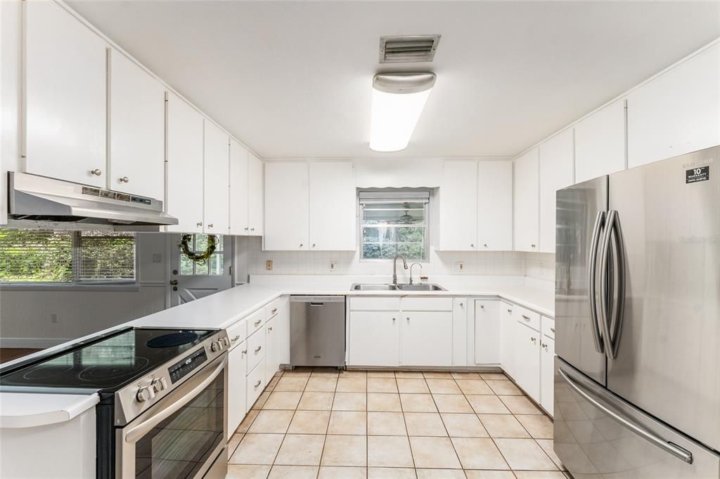 For Sale: $379,000 (4 beds, 2 baths, 1936 Square Feet)