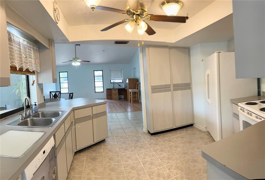 For Sale: $325,000 (3 beds, 2 baths, 1998 Square Feet)