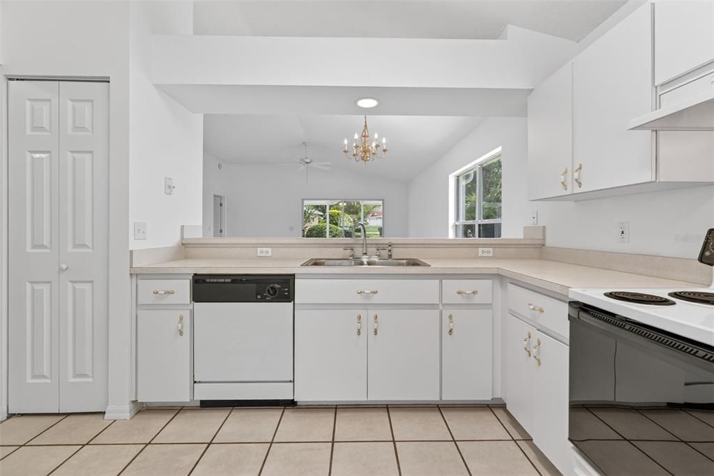 En Venta: $225,000 (2 camas, 2 baños, 1348 Pies cuadrados)