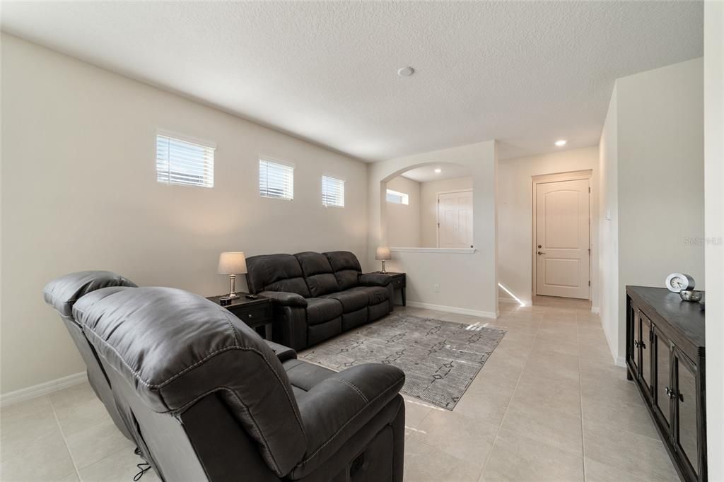 For Sale: $309,250 (3 beds, 2 baths, 1587 Square Feet)
