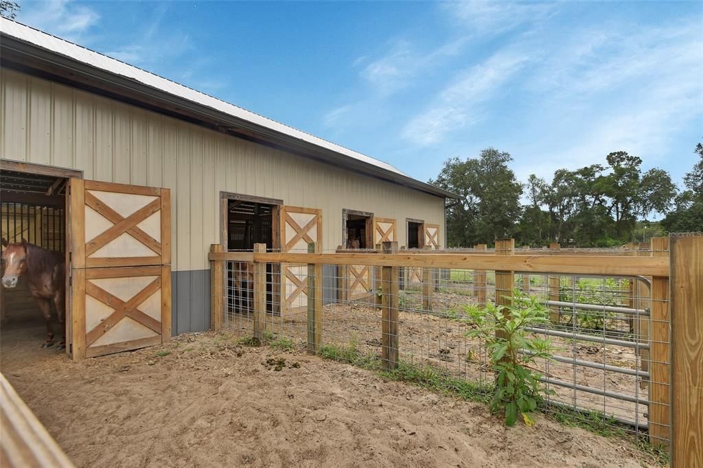 На продажу: $2,100,000 (46.67 acres)