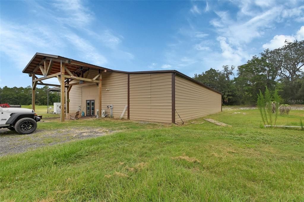 На продажу: $2,100,000 (46.67 acres)