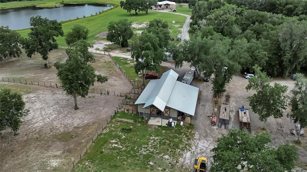 На продажу: $2,100,000 (46.67 acres)