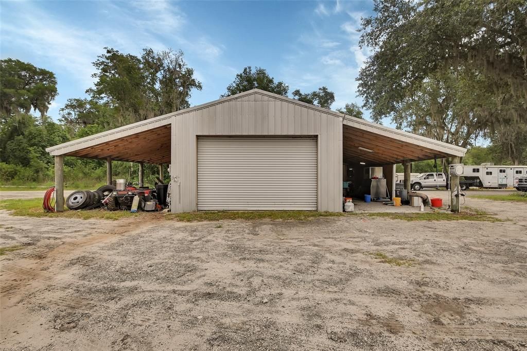 На продажу: $2,100,000 (46.67 acres)