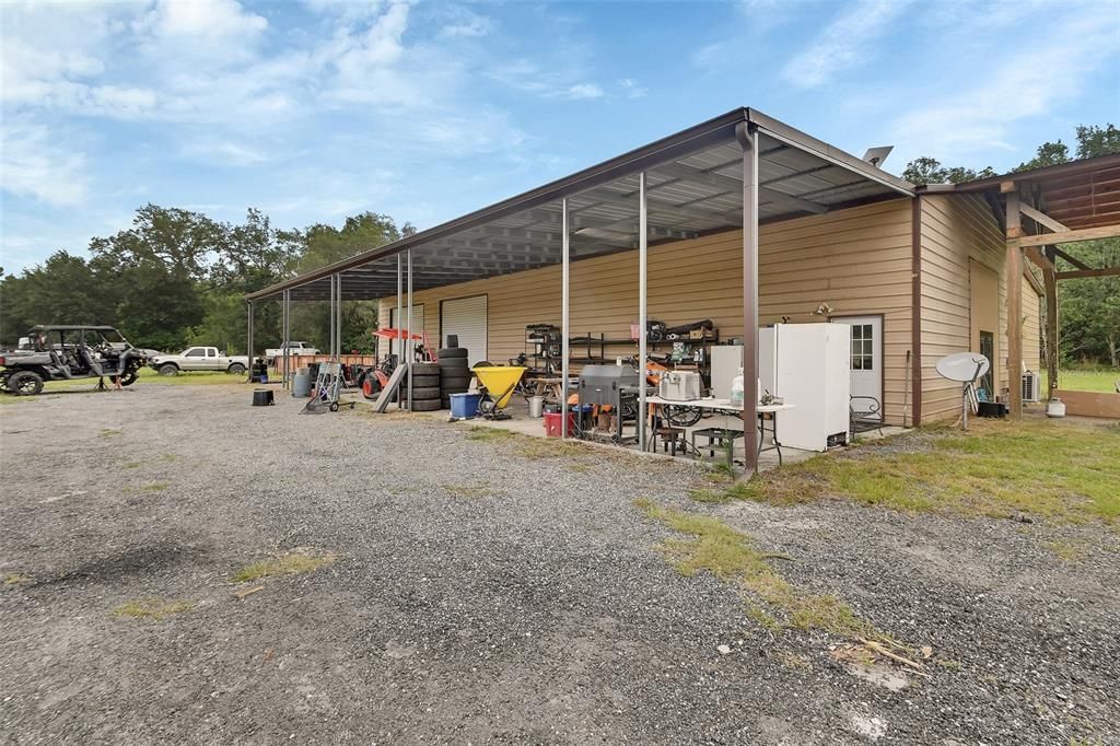 На продажу: $2,100,000 (46.67 acres)
