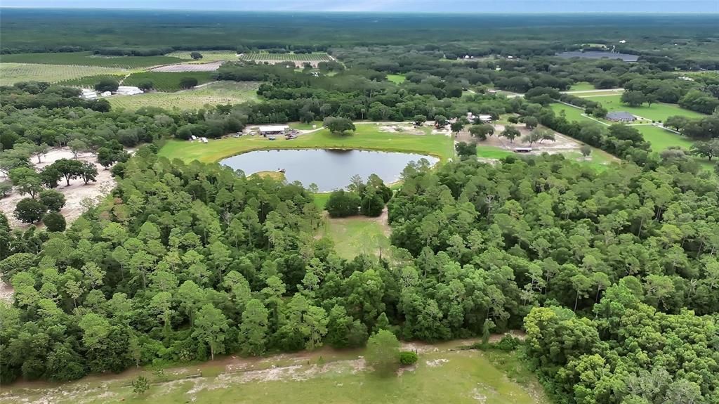 На продажу: $2,100,000 (46.67 acres)
