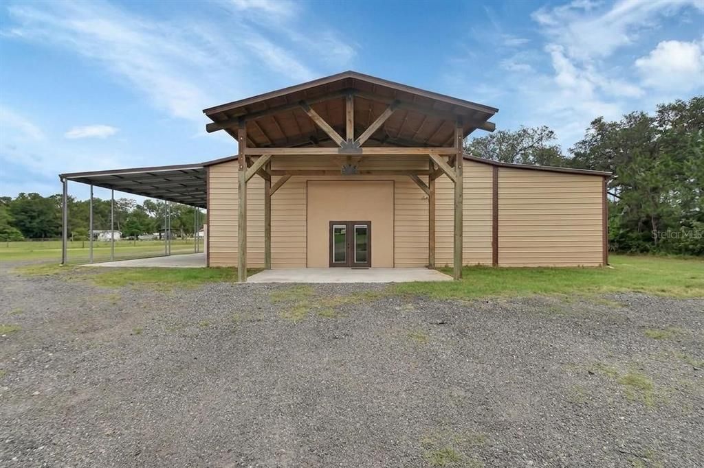 На продажу: $2,100,000 (46.67 acres)