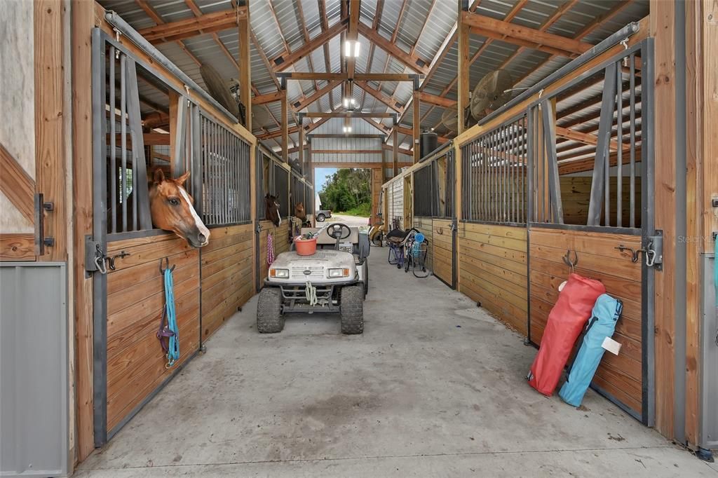 На продажу: $2,100,000 (46.67 acres)