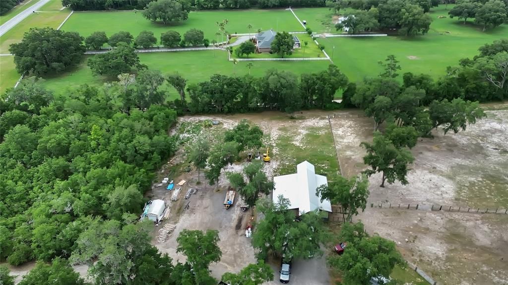 На продажу: $2,100,000 (46.67 acres)
