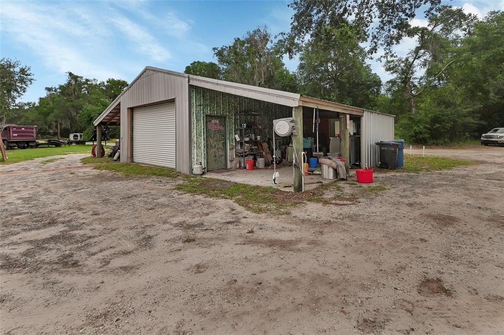 На продажу: $2,100,000 (46.67 acres)