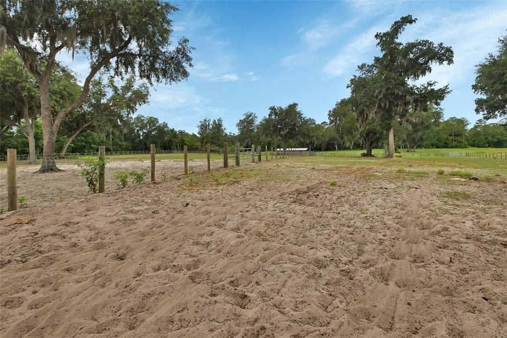 На продажу: $2,100,000 (46.67 acres)