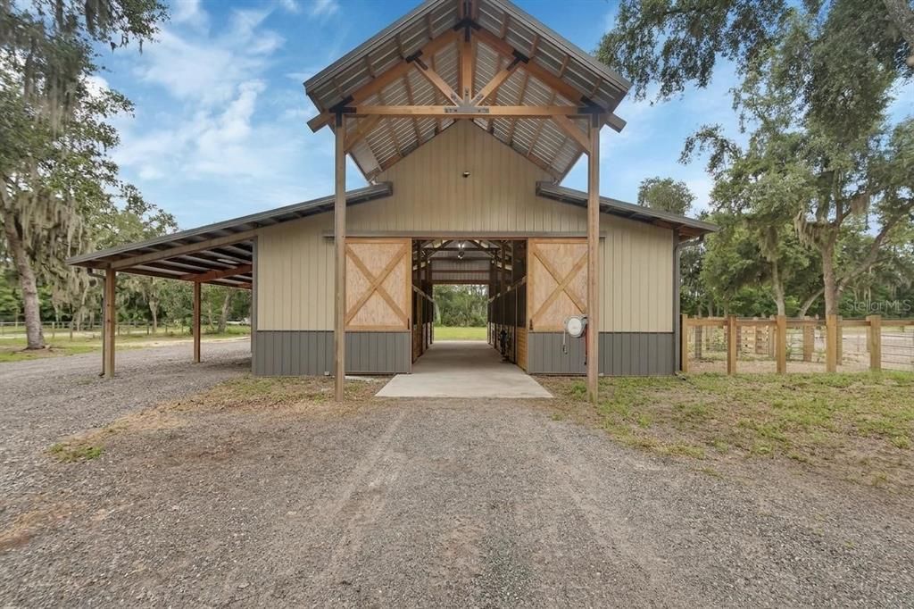 На продажу: $2,100,000 (46.67 acres)