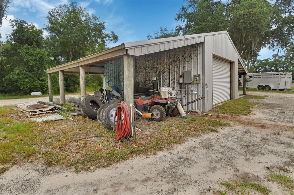 На продажу: $2,100,000 (46.67 acres)