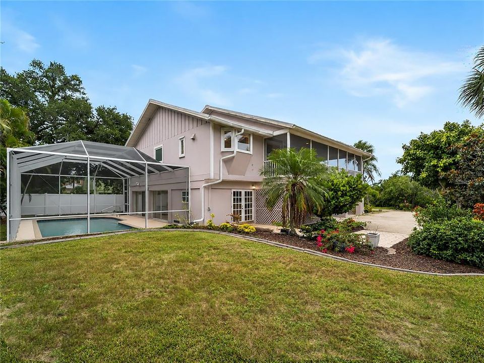 For Sale: $420,000 (3 beds, 3 baths, 1295 Square Feet)