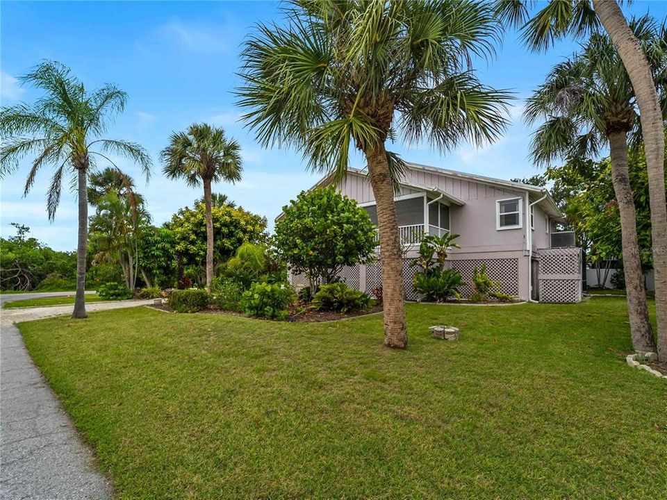 For Sale: $420,000 (3 beds, 3 baths, 1295 Square Feet)