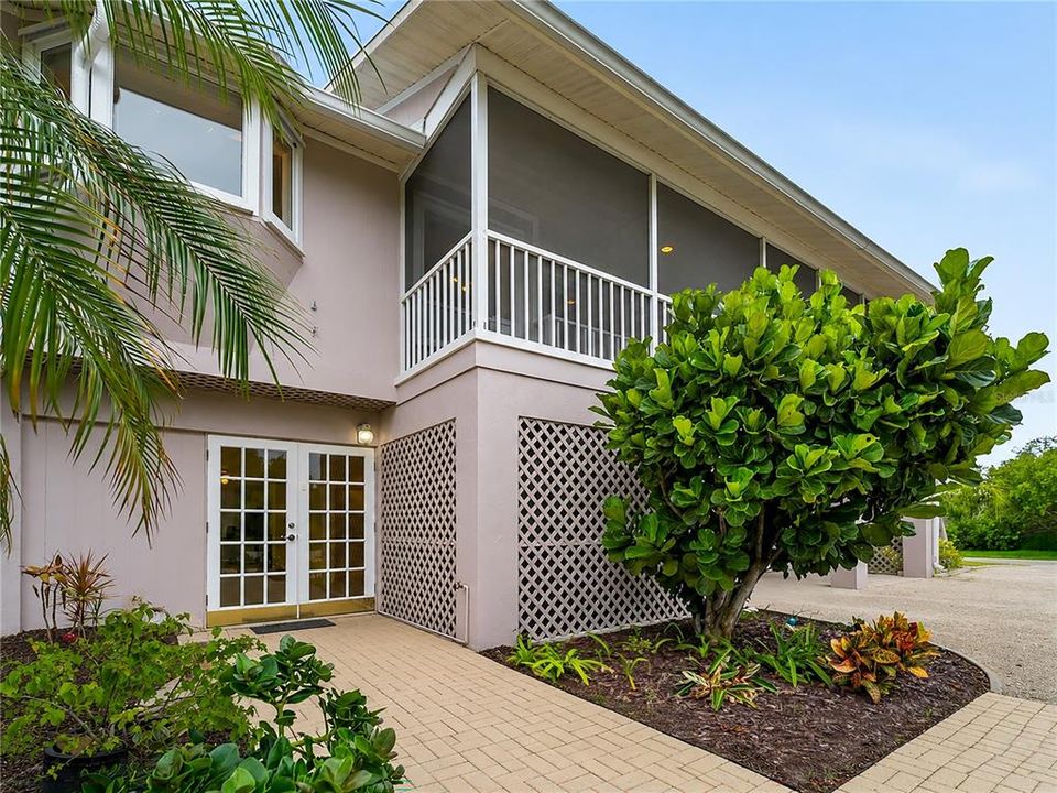 For Sale: $420,000 (3 beds, 3 baths, 1295 Square Feet)