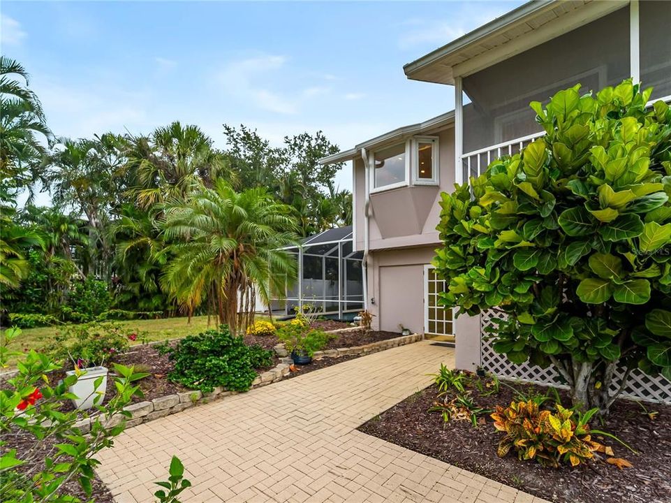 For Sale: $420,000 (3 beds, 3 baths, 1295 Square Feet)
