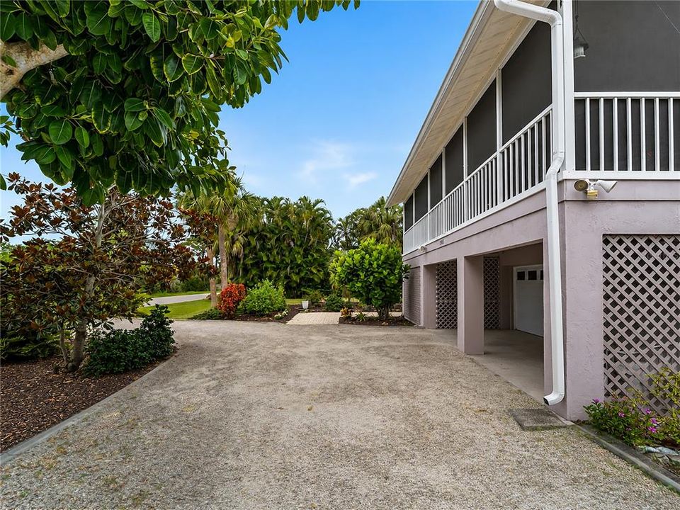 For Sale: $420,000 (3 beds, 3 baths, 1295 Square Feet)