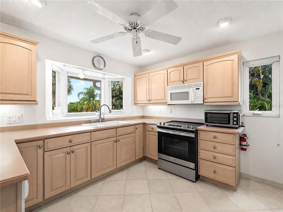 For Sale: $420,000 (3 beds, 3 baths, 1295 Square Feet)