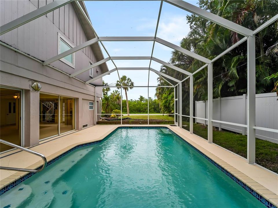 For Sale: $420,000 (3 beds, 3 baths, 1295 Square Feet)