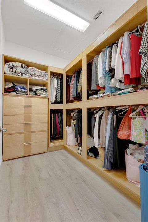 В аренду: $2,300 (2 спален, 2 ванн, 1624 Квадратных фут)