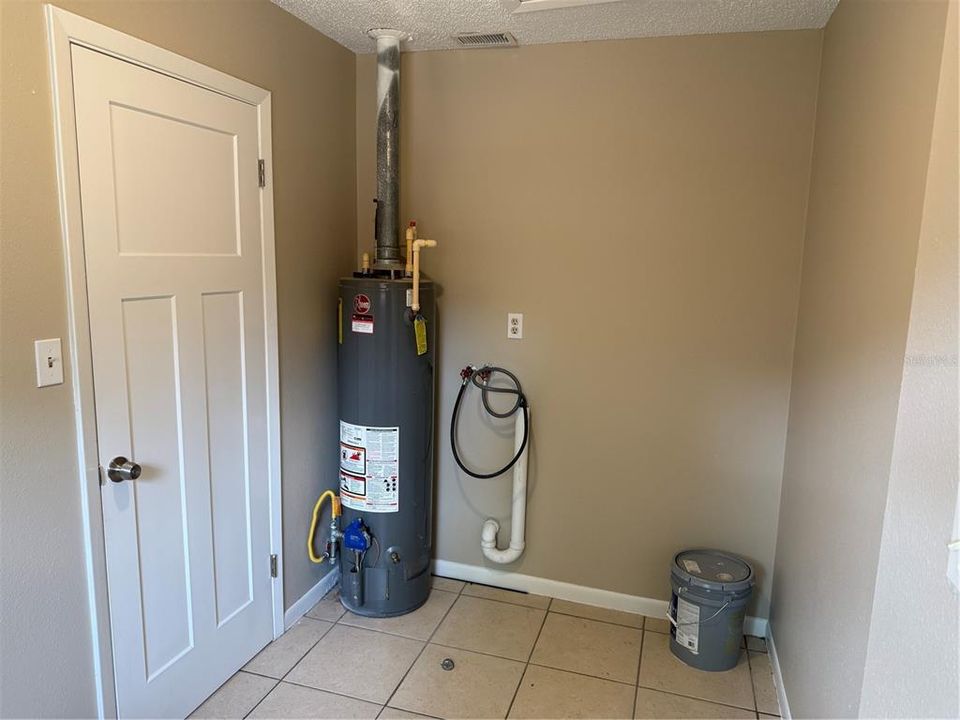 For Rent: $1,195 (2 beds, 1 baths, 900 Square Feet)