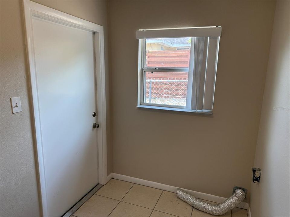 For Rent: $1,195 (2 beds, 1 baths, 900 Square Feet)