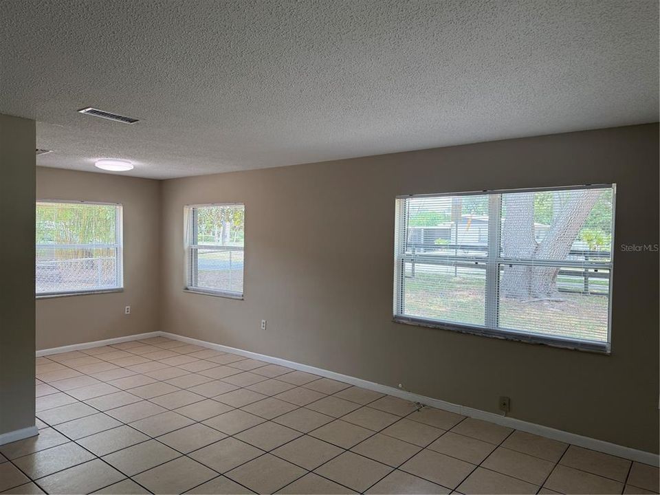 For Rent: $1,195 (2 beds, 1 baths, 900 Square Feet)
