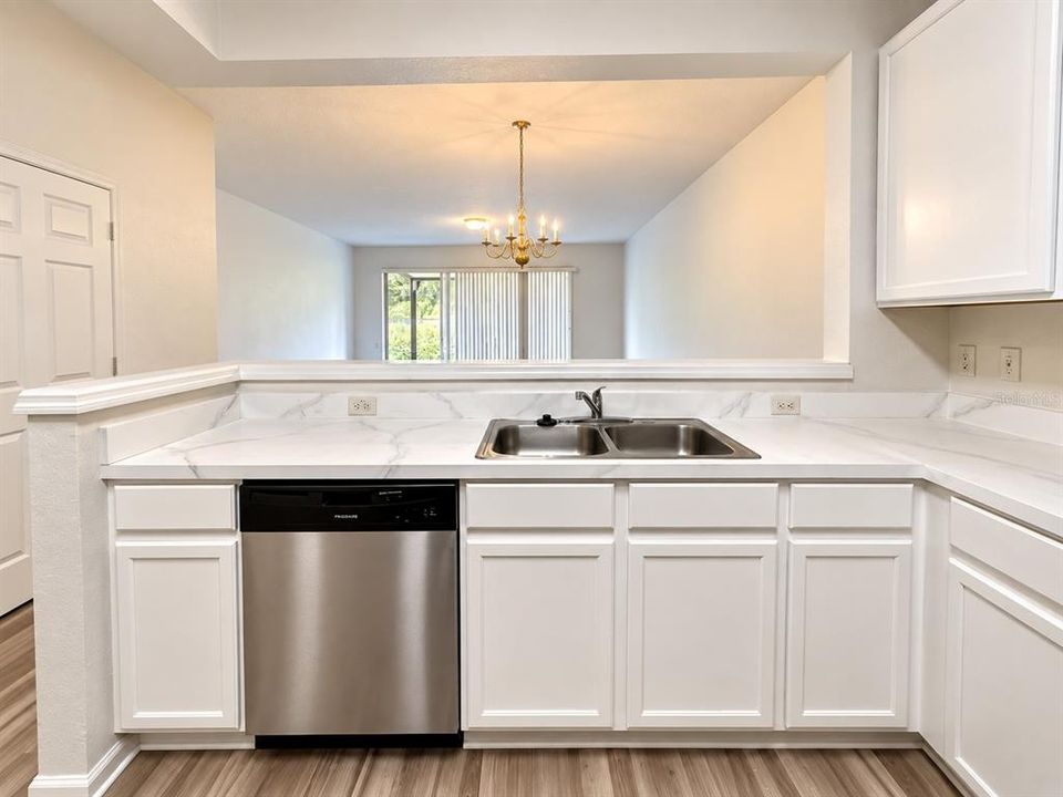 For Rent: $2,150 (3 beds, 2 baths, 1687 Square Feet)