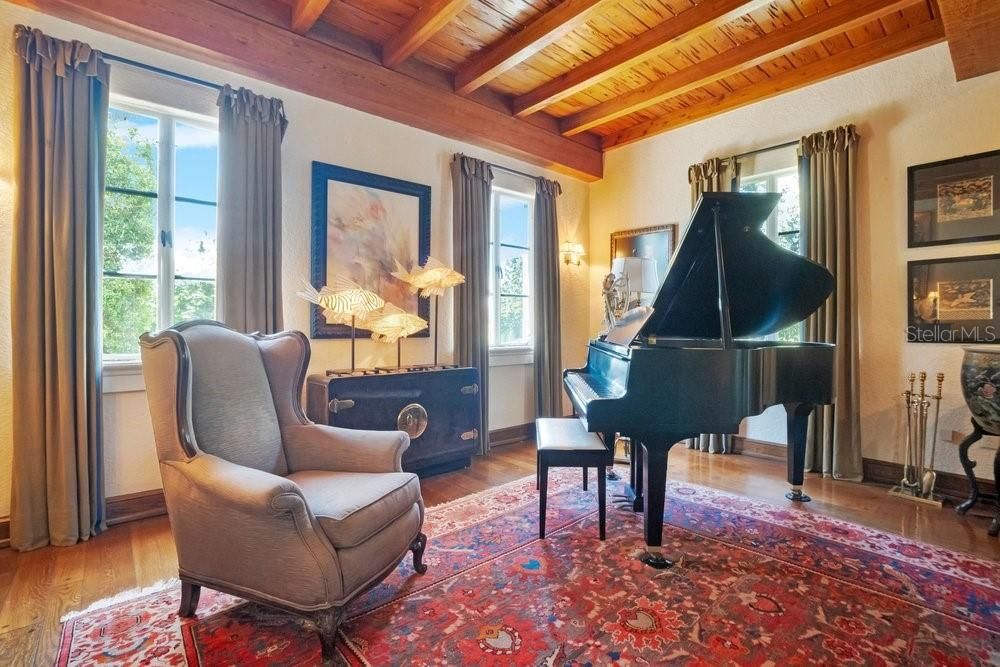 For Sale: $3,999,000 (5 beds, 4 baths, 5170 Square Feet)