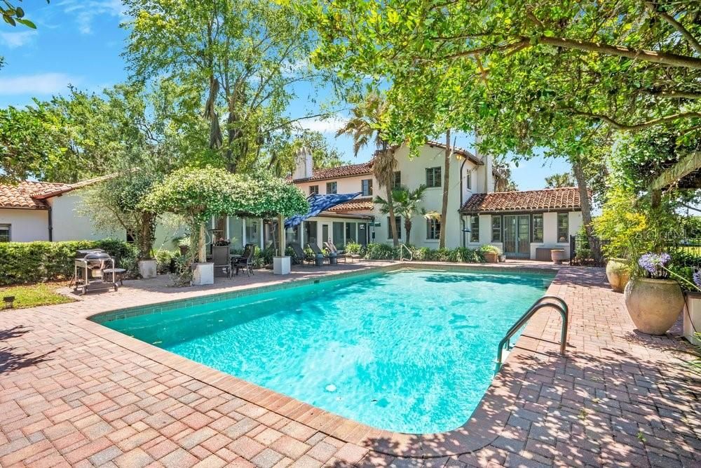 For Sale: $3,999,000 (5 beds, 4 baths, 5170 Square Feet)