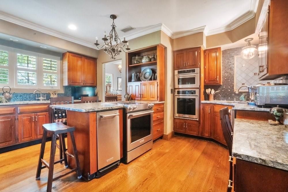 For Sale: $3,999,000 (5 beds, 4 baths, 5170 Square Feet)