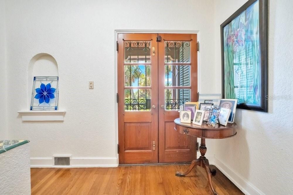 For Sale: $3,999,000 (5 beds, 4 baths, 5170 Square Feet)